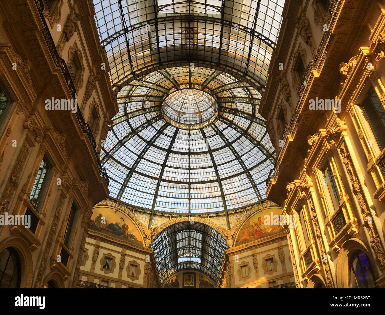 Milano, Italia - 7 Maggio, 2018: la Galleria Vittorio Emanuele II. Essa è in Italia il più antico attivo centro commerciale per lo shopping e un importante punto di riferimento di Milano, Italia. Foto Stock