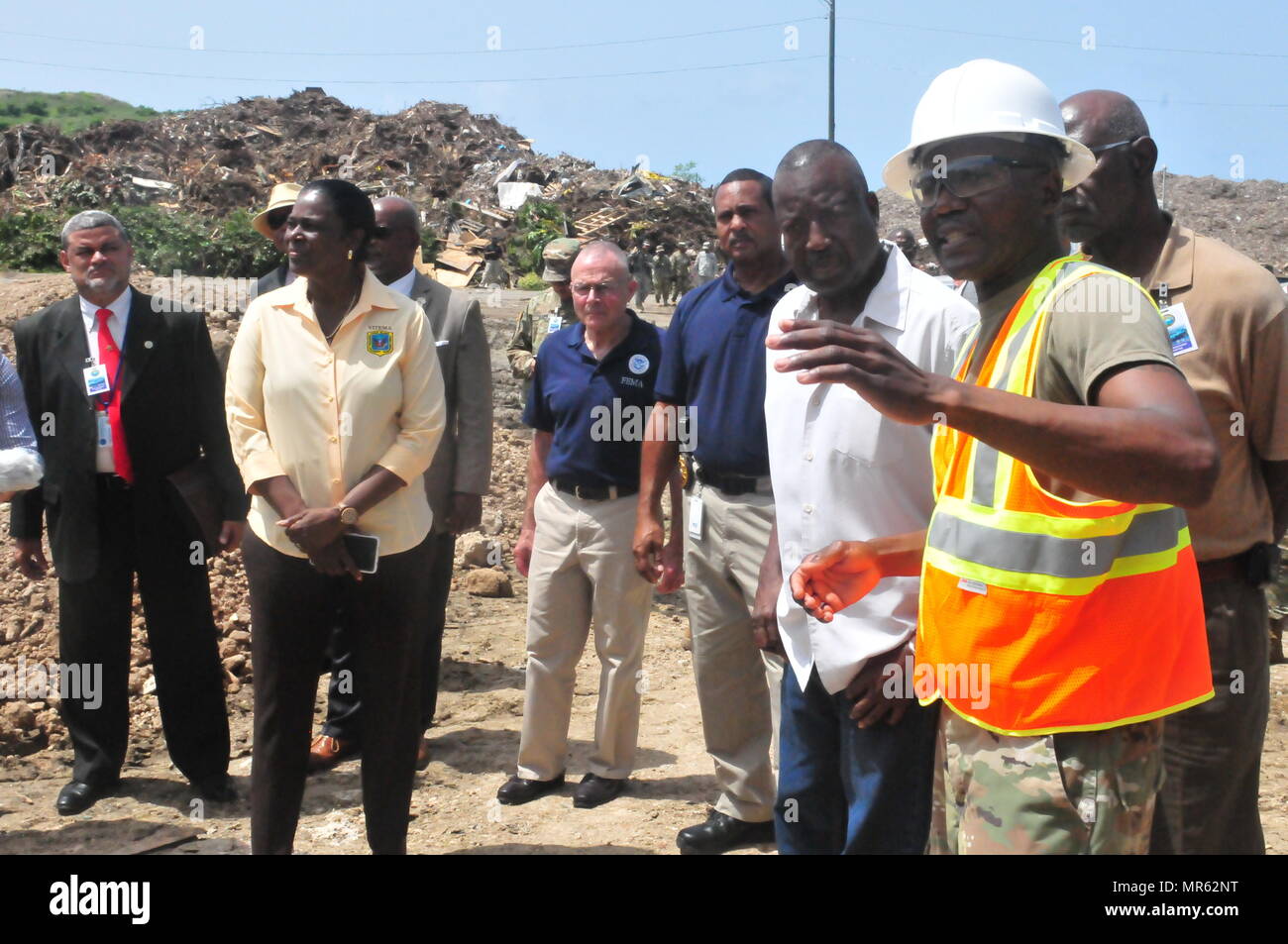 Un Virgin Islands National Guard stati conduce un tour per i locali e dignitari durante un illustri visitatori' giorno per vigili Guard 17.03, 16 maggio.L'esercizio fornisce un opportunità per le Isole Vergini Americane e il territoriale VI Emergency Management Agency (VITEMA) per migliorare il coordinamento di emergenza, i tempi di risposta e di ripristino con gestione locale, federale, regionale, civili e militari di partner. Foto Stock