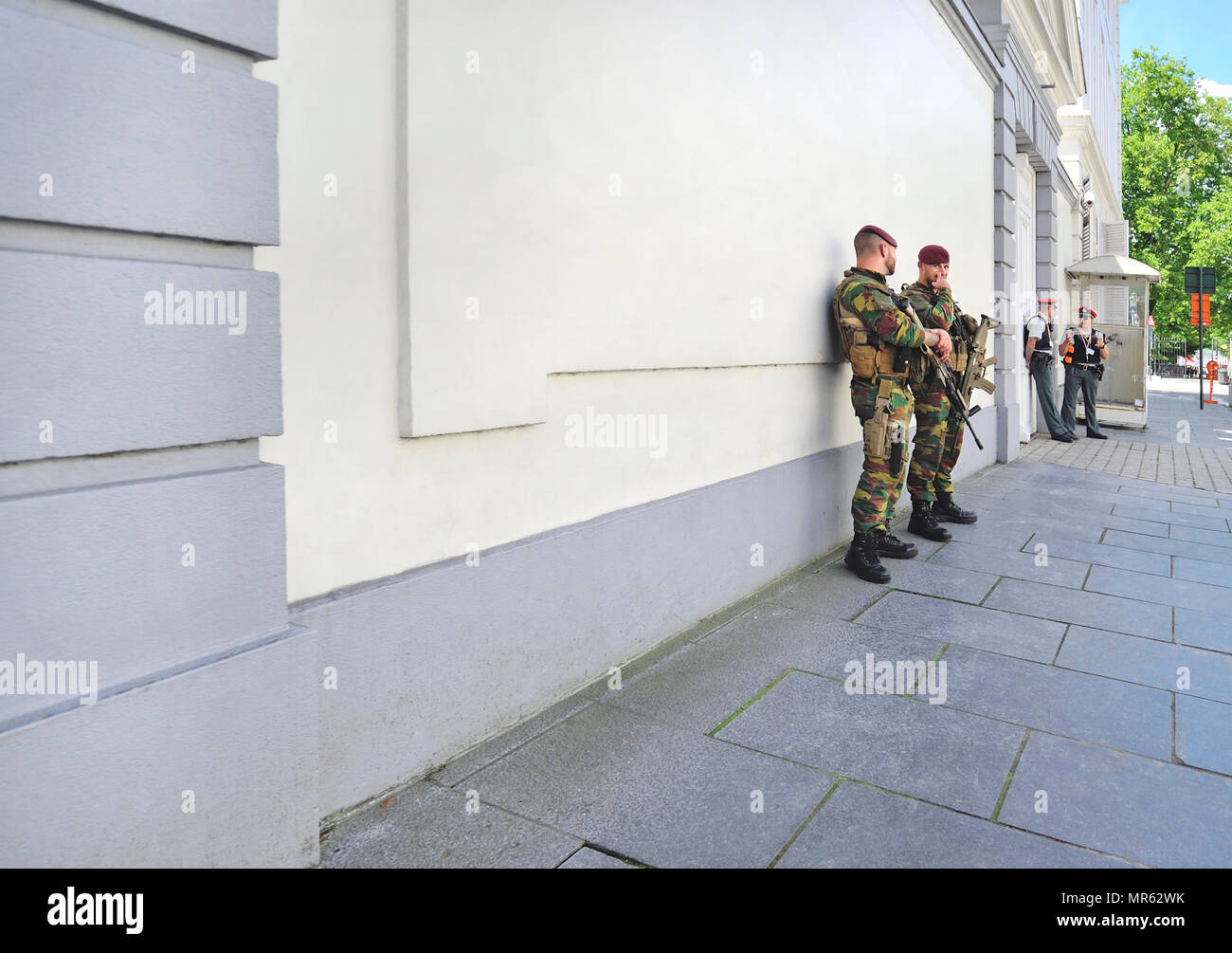 Militari e polizia a guardia di un edificio ufficiale, Bruxelles, Belgio. Foto Stock