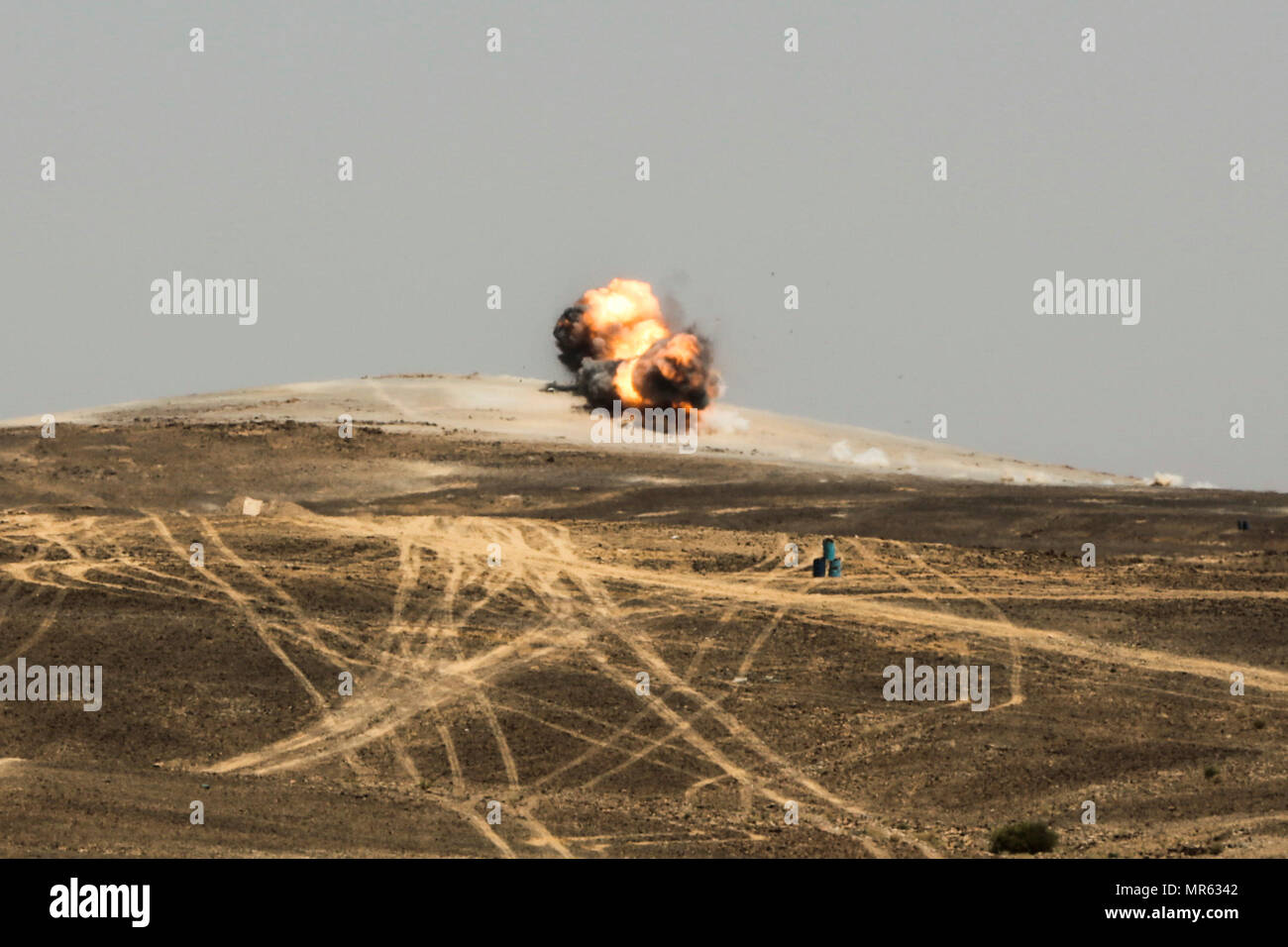 Jordanian F-16 jet da combattimento e AV-8B Harriers goccia munizioni su bersagli simulato durante i bracci combinata live esercitazione antincendio durante desiderosi Lion 17, 17 maggio in Giordania. Desiderosi di Lion è una multinazionale annuale esercizio inteso a rafforzare il militare a relazioni militari, aumentare l'interoperabilità tra nazioni partner, e di migliorare la sicurezza e la stabilità regionale. (U.S. Marine Corps photo by Staff Sgt. Vitaliy Rusavskiy) Foto Stock