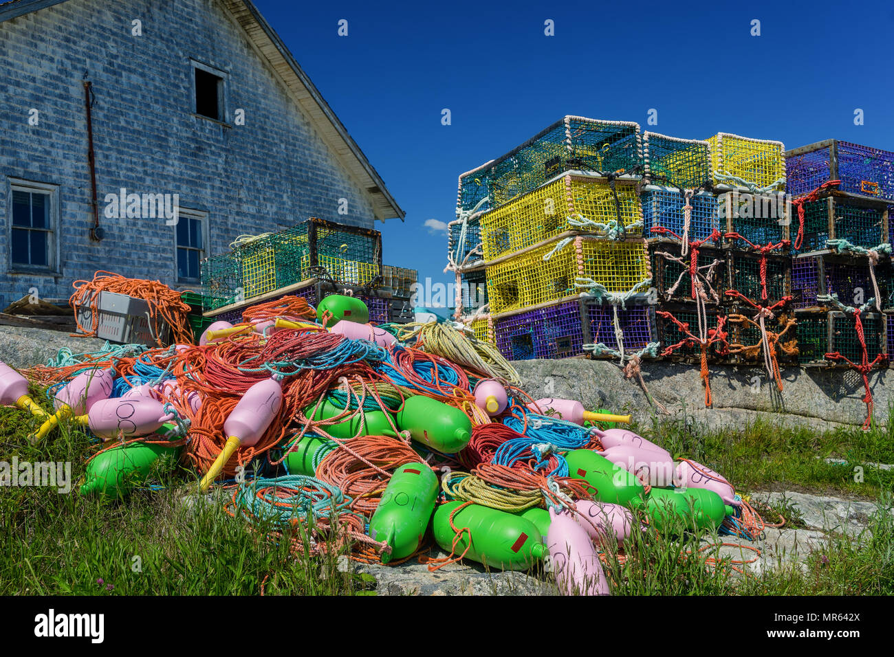 Le trappole a base di aragosta e boe impilati nel borgo marinaro di Peggy's Cove, Nova Scotia, Canada. Foto Stock