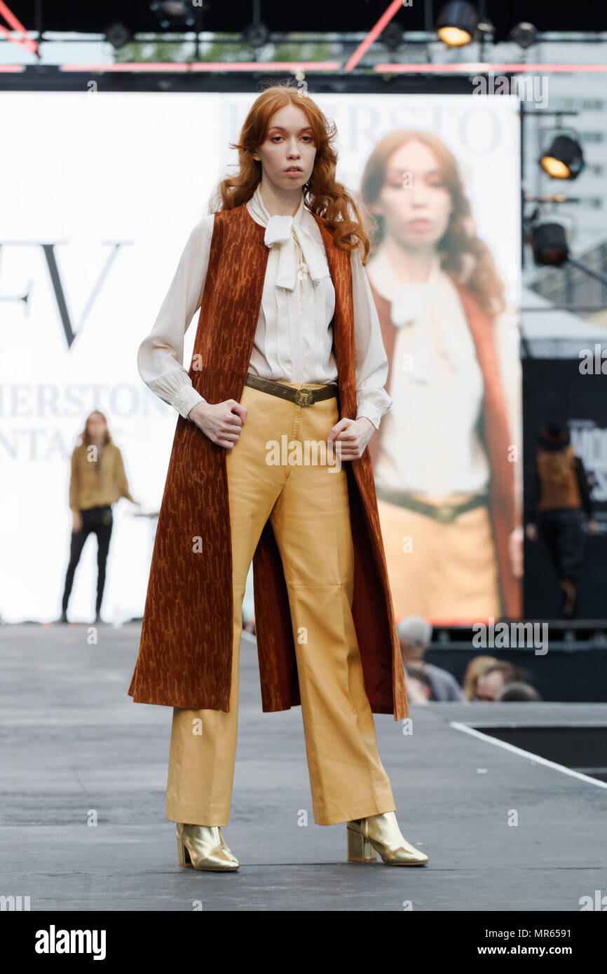Montreal, Canada. Un modello di possedere sulla pista alle Featherstone di moda vintage show tenutosi durante la Moda e Design Festival. Foto Stock