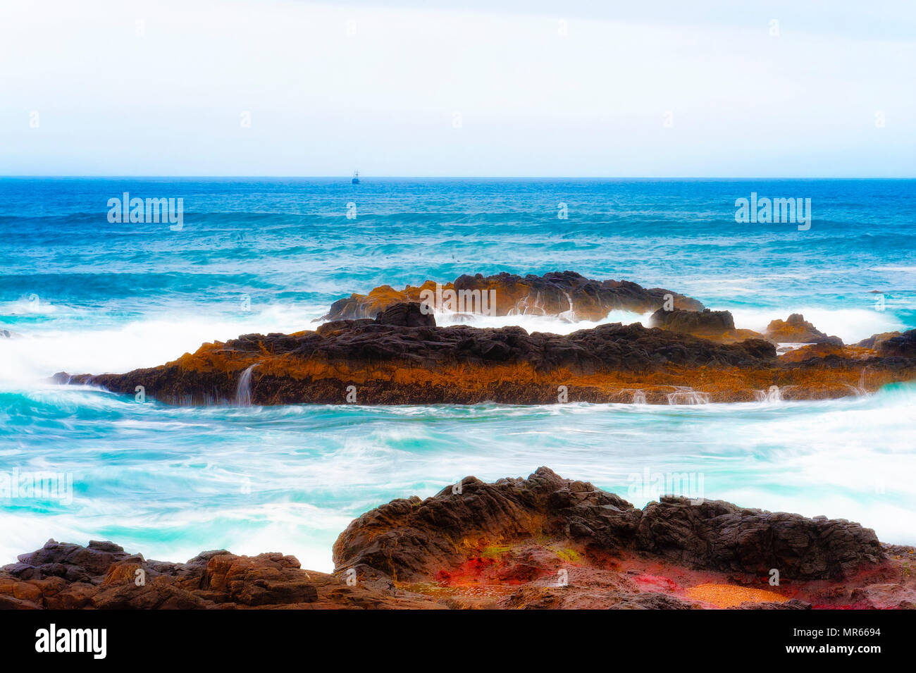Caratteristiche geologiche guarnizione lungo la spiaggia di roccia formano barriere contro la marea dell'Oceano Pacifico. Foto Stock