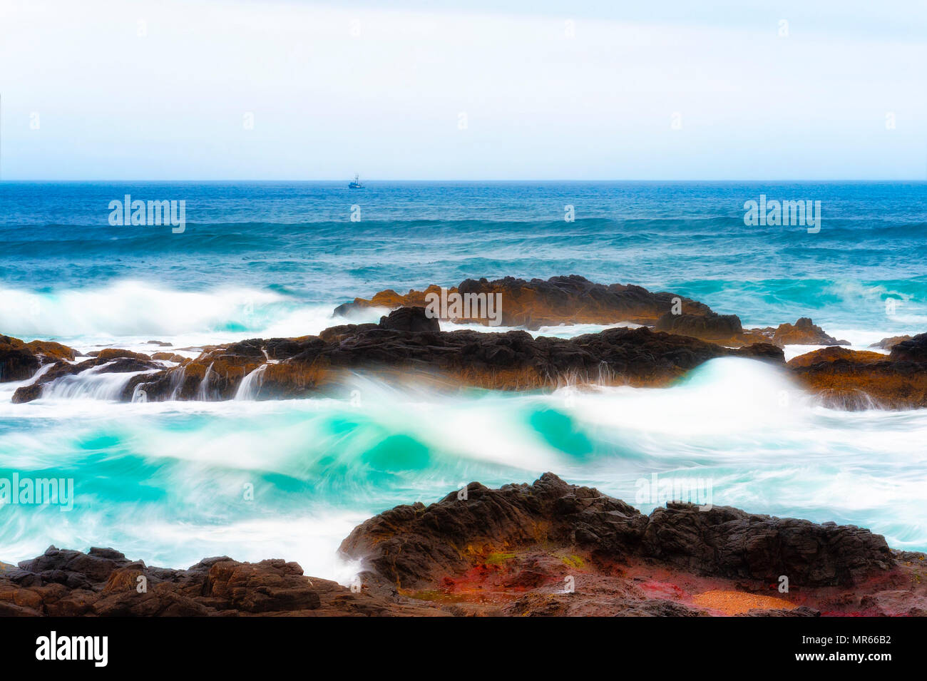 Caratteristiche geologiche guarnizione lungo la spiaggia di roccia formano barriere contro la marea dell'Oceano Pacifico. Foto Stock
