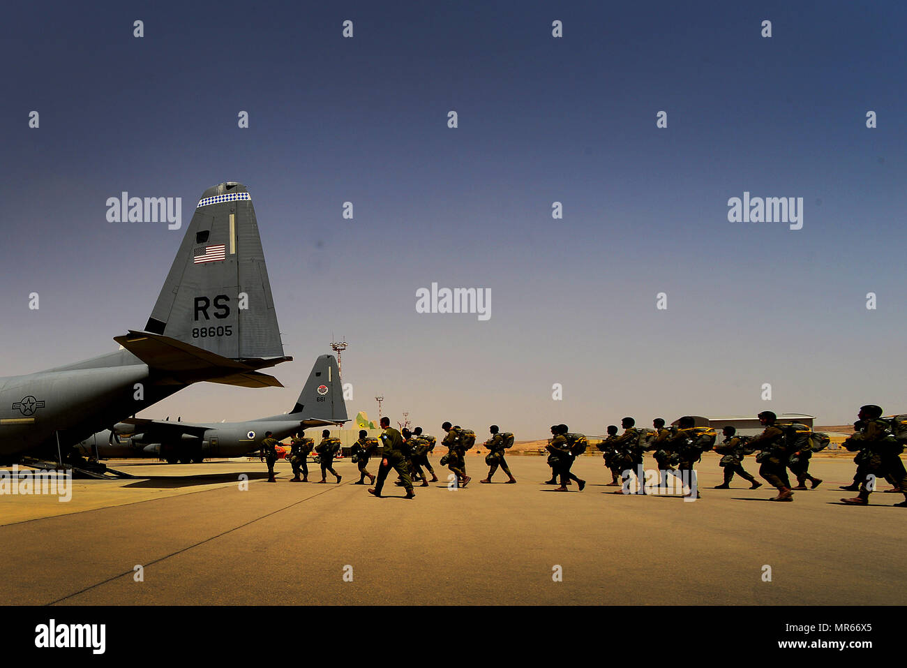 Militari israeliani paracadutisti a bordo di una C-130J Super Hercules assegnato per la trentasettesima Airlift Squadron, 86Airlift Wing, Ramstein Air Base, Germania, prima di un airdrop sortie a sostegno dell'esercizio Juniper Falcon 15 Maggio presso Nevatim Air Force Base in Israele. Il ginepro Falcon 17 rappresenta la combinazione di vari bi-componente laterale/ Difesa israeliano esercizi di forza che sono state eseguite annualmente a partire dal 2011. Questi esercizi sono stati combinati per aumentare la formazione congiunta di opportunità e di capitalizzare sui mezzi di trasporto e le efficienze di costo ottenuto aggregando le forze. (U.S. Air Force photo/ Tech. Foto Stock