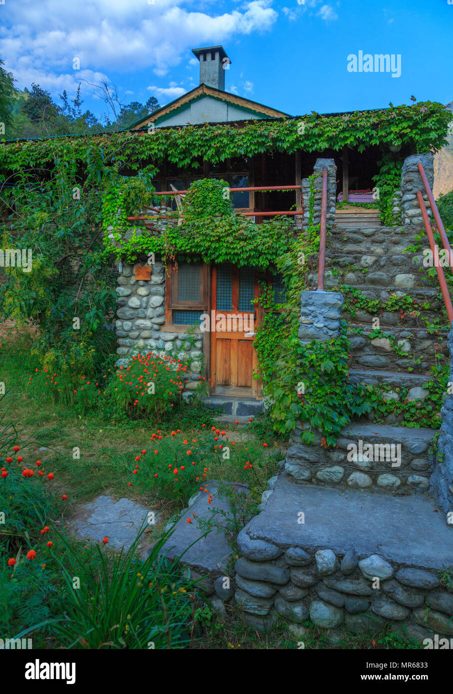 Raju's Cottage - una bella famiglia nella valle Tirthan (Himachal Pradesh, India) Foto Stock