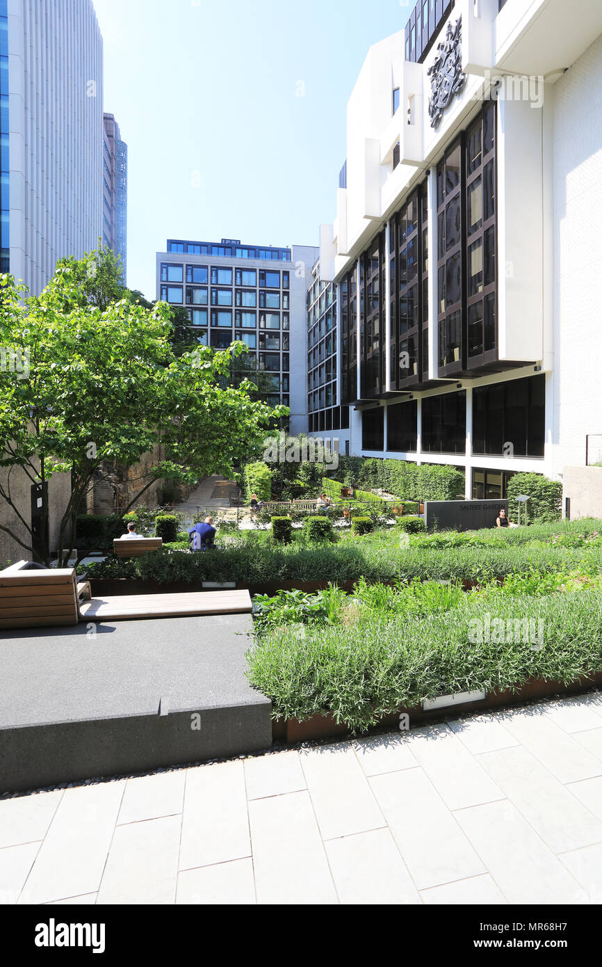 Nascosto Salters' giardino da St Alphage chiesa rimane e una sezione di Romano originale London Wall, nella City di Londra, Inghilterra, Regno Unito Foto Stock