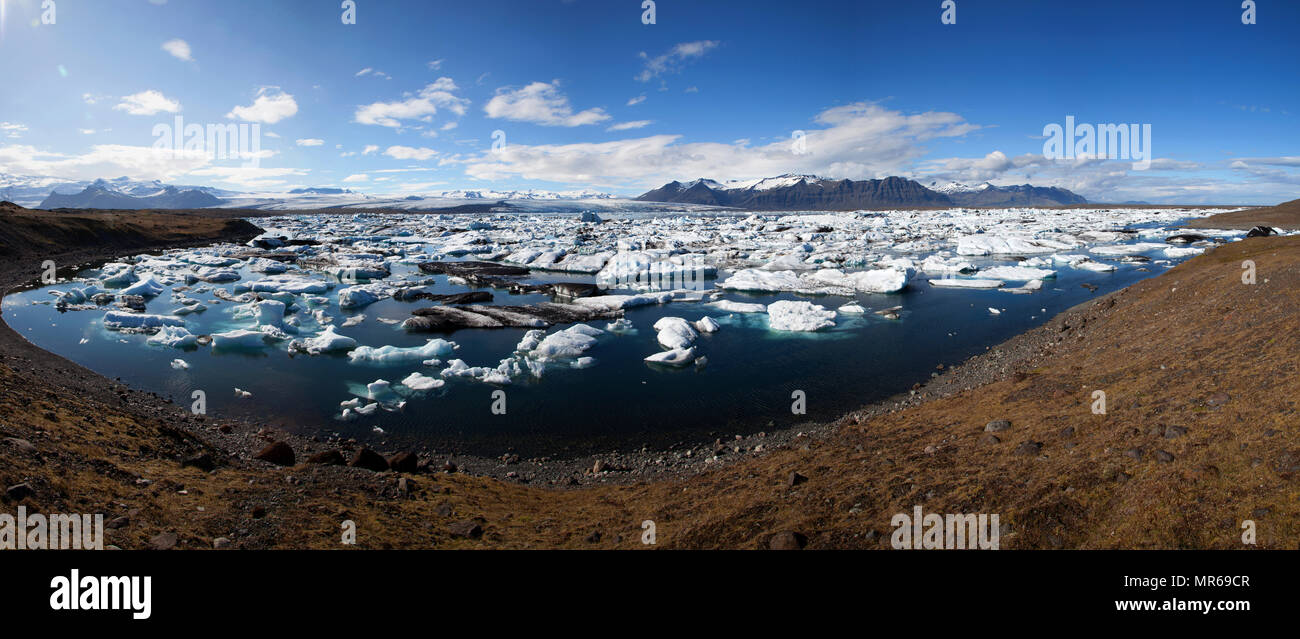 Ice floes, iceberg, lago glaciale, laguna glaciale del ghiacciaio Vatnajökull, Jökulsarlon, panorama, Sud Islanda Islanda Foto Stock