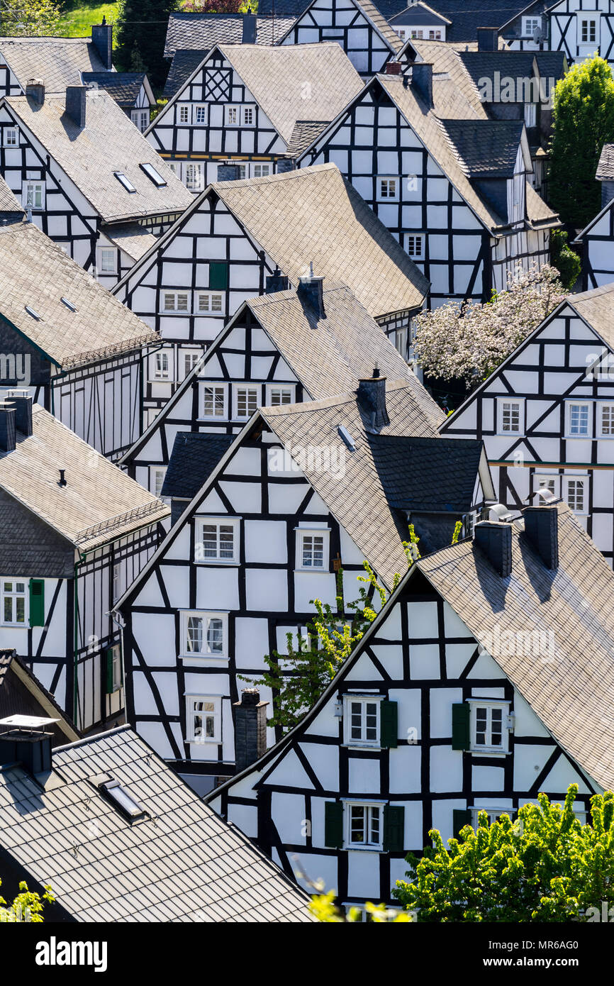 Gables di vecchie tipiche case a graticcio, Alter Flecken, la storica città vecchia, Freudenberg Siegerland, Nord Reno-Westfalia, Germania Foto Stock