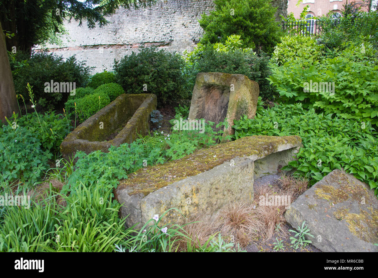 Ci sono un sacco di vecchi resti romani di essere trovati in York, Inghilterra comprese queste antiche bare di pietra nel centro della città museo giardini. Foto Stock