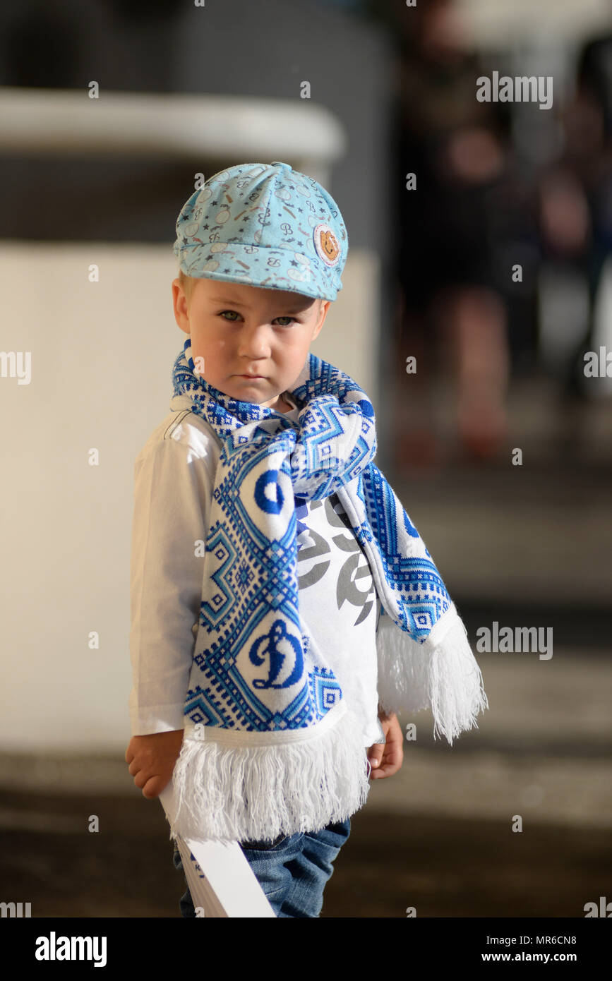 MINSK, Bielorussia - 23 Maggio 2018: piccole fans guarda prima la bielorussa Premier League football match tra FC dinamo Minsk e FC Bate a trattore stadium. Foto Stock