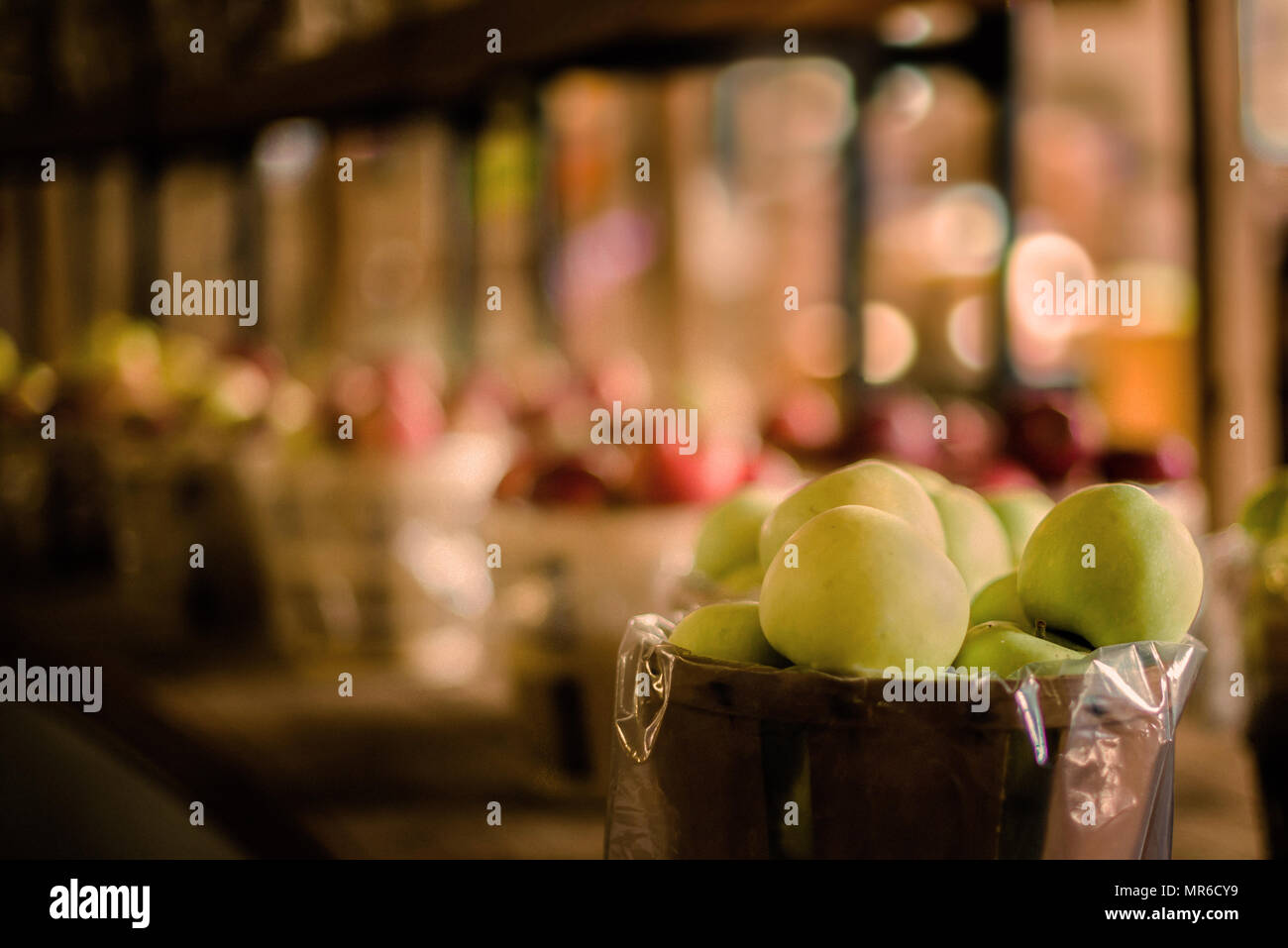 Bushel di mele per la vendita in un ambiente rustico Foto Stock