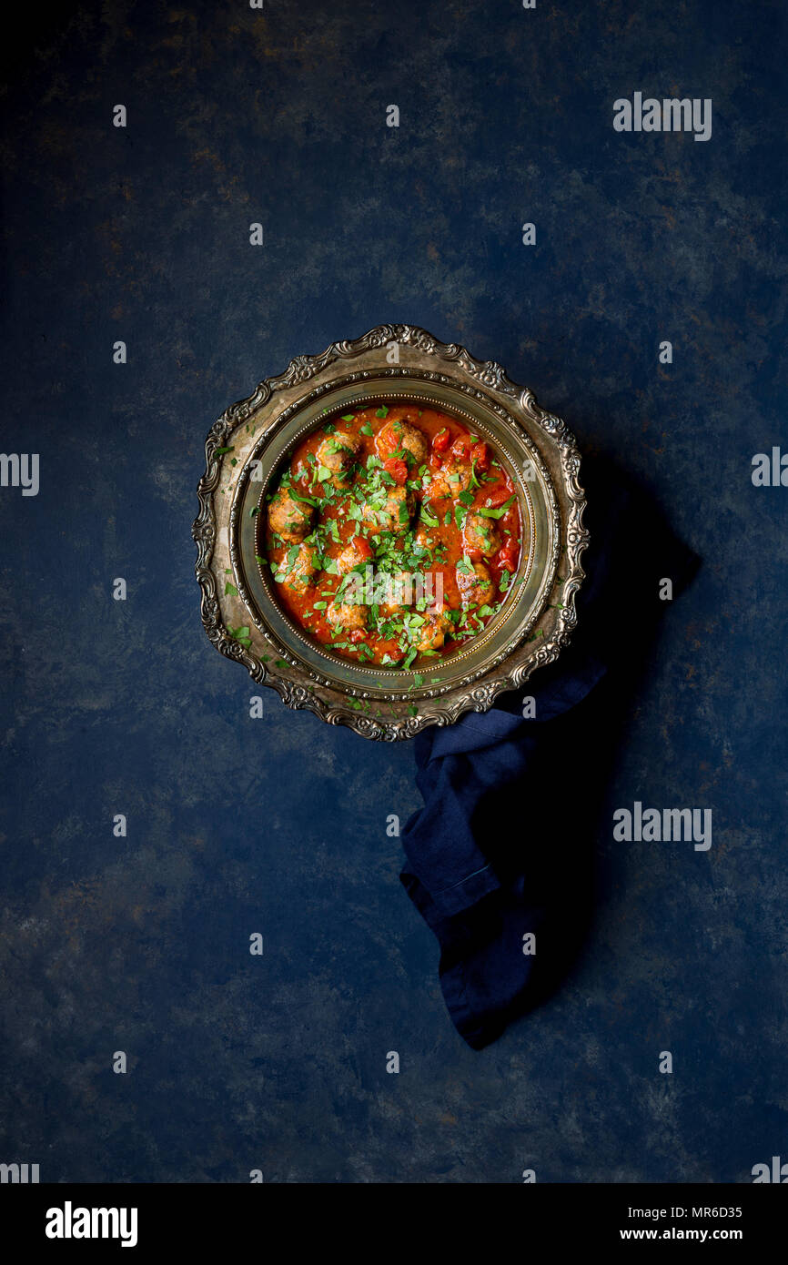 Polpette Greche In Una Salsa Di Pomodoro Su Sfondo Scuro Foto Stock Alamy