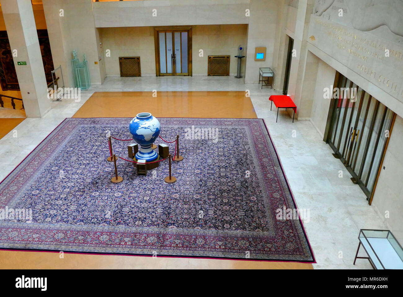 Globo di porcellana presso il Palais des Nations, Ginevra. "Il pianeta blu della vita umana". scultura fu geniale presso l ufficio delle Nazioni Unite a Ginevra, dal Giappone nel 1995. È situato nella parte anteriore del onug Consiglio camera dove la Conferenza sul disarmo si riunisce per discutere di come a bandire le armi nucleari e altre armi di distruzione di massa. Una lapide sulla scultura si legge: "Un globo di porcellana progettato e realizzato in un tobe di stile con una preghiera per la salvaguardia della pace sulla terra e la terra insostituibile dell'Umanità". Da Yasuhiko Shirakata, ceramica artista, Tobe-cho, Ehime-ken, Giappone. Ottobre 1995 Foto Stock