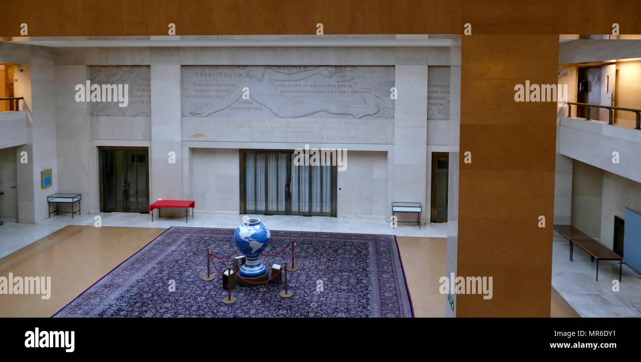 Globo di porcellana presso il Palais des Nations, Ginevra. "Il pianeta blu della vita umana". scultura fu geniale presso l ufficio delle Nazioni Unite a Ginevra, dal Giappone nel 1995. È situato nella parte anteriore del onug Consiglio camera dove la Conferenza sul disarmo si riunisce per discutere di come a bandire le armi nucleari e altre armi di distruzione di massa. Una lapide sulla scultura si legge: "Un globo di porcellana progettato e realizzato in un tobe di stile con una preghiera per la salvaguardia della pace sulla terra e la terra insostituibile dell'Umanità". Da Yasuhiko Shirakata, ceramica artista, Tobe-cho, Ehime-ken, Giappone. Ottobre 1995 Foto Stock