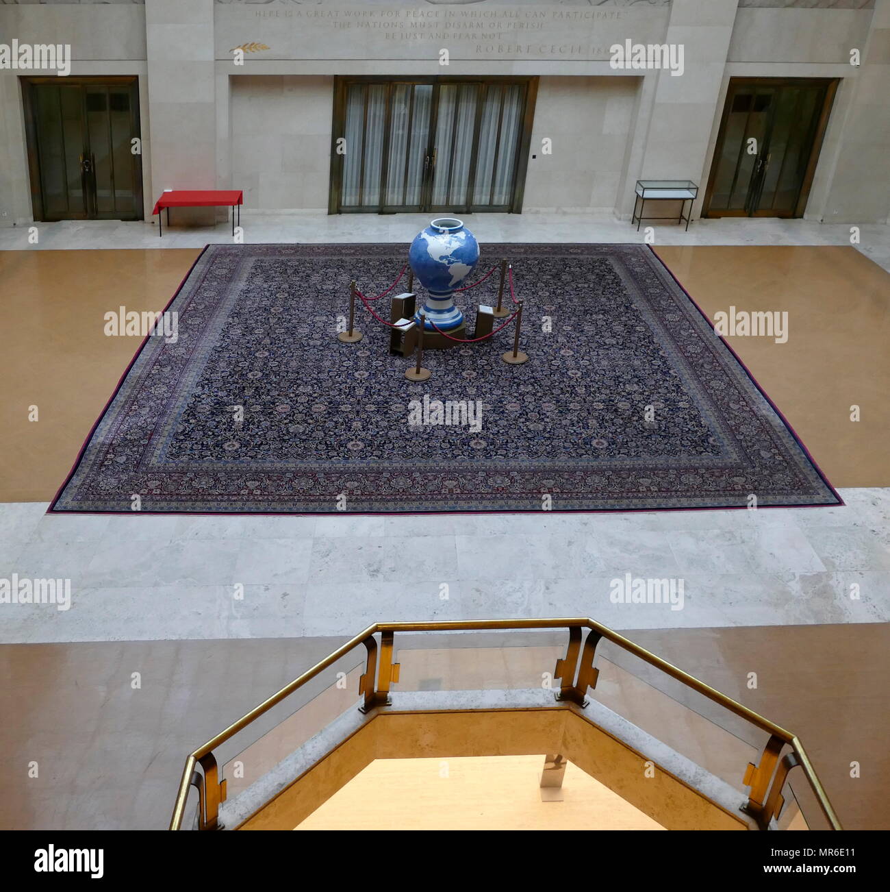 Globo di porcellana presso il Palais des Nations, Ginevra. "Il pianeta blu della vita umana". scultura fu geniale presso l ufficio delle Nazioni Unite a Ginevra, dal Giappone nel 1995. È situato nella parte anteriore del onug Consiglio camera dove la Conferenza sul disarmo si riunisce per discutere di come a bandire le armi nucleari e altre armi di distruzione di massa. Una lapide sulla scultura si legge: "Un globo di porcellana progettato e realizzato in un tobe di stile con una preghiera per la salvaguardia della pace sulla terra e la terra insostituibile dell'Umanità". Da Yasuhiko Shirakata, ceramica artista, Tobe-cho, Ehime-ken, Giappone. Ottobre 1995 Foto Stock