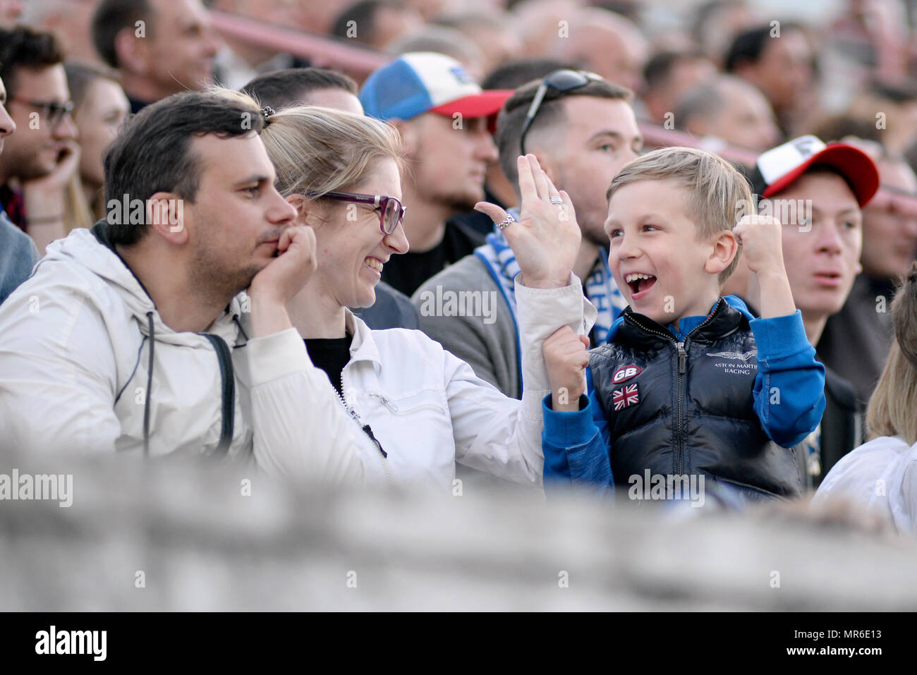 MINSK, Bielorussia - 23 Maggio 2018: felice famiglia celebra la vittoria durante la bielorussa Premier League football match tra FC dinamo Minsk e FC Bate a trattore stadium. Foto Stock