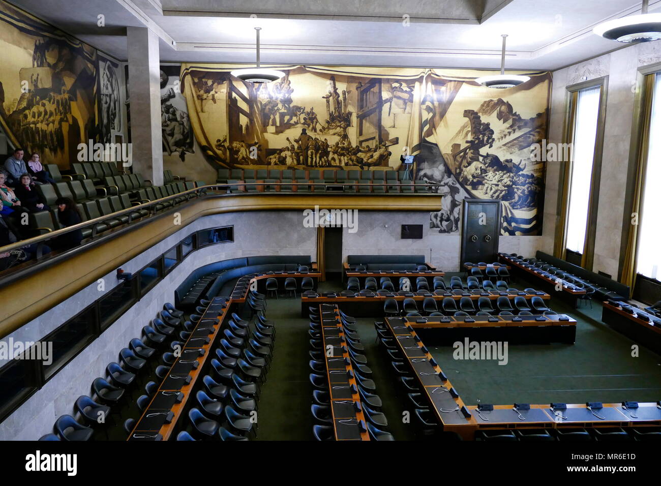 Pitture Murali in camera di consiglio, Palais des Nations, Ginevra (Svizzera). Sul soffitto e pareti. Dipinto nel 1936 dall'artista catalano José María Sert, erano un dono da parte del Governo di Spagna. Essi illustrano il progresso umano attraverso la salute, la tecnologia, la libertà e la pace. Questa è stata la casa della lega delle nazioni, e è presente luogo di incontro della Conferenza sul disarmo. Foto Stock
