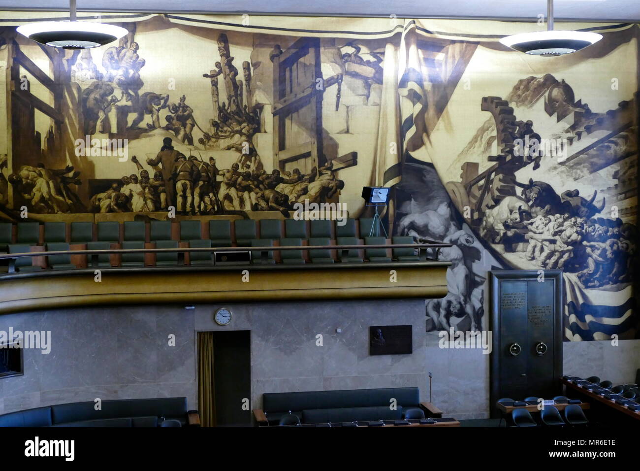 Pitture Murali in camera di consiglio, Palais des Nations, Ginevra (Svizzera). Sul soffitto e pareti. Dipinto nel 1936 dall'artista catalano José María Sert, erano un dono da parte del Governo di Spagna. Essi illustrano il progresso umano attraverso la salute, la tecnologia, la libertà e la pace. Questa è stata la casa della lega delle nazioni, e è presente luogo di incontro della Conferenza sul disarmo. Foto Stock