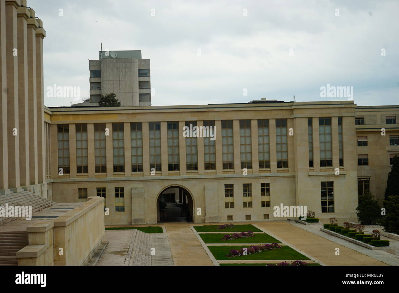 Motivi del Palais des Nations, sede delle Nazioni Unite di Ginevra, Svizzera. Questa è stata la casa della lega delle nazioni, e è presente luogo di incontro della Conferenza sul disarmo. Foto Stock