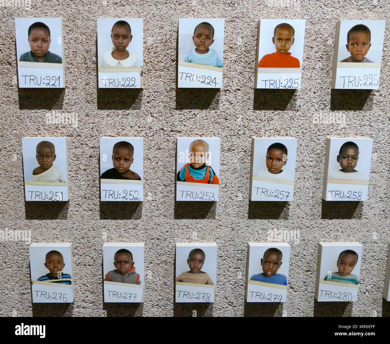 Fotografia di bambini separati dalle loro famiglie durante il 1994 genocidio in Ruanda. Questo è stato un genocidio di abbattimento di massa di Tutsi tribali in Ruanda, dai membri della maggioranza Hutu. Un importo stimato di 500.000 1.000.000 ruandesi sono stati uccisi durante il periodo di cento giorni dal 7 aprile a metà luglio 1994. Foto Stock