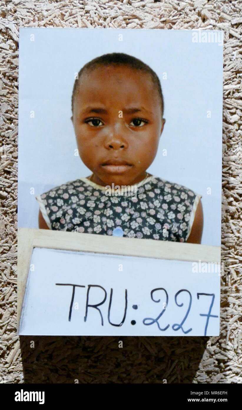 Fotografia di un bambino separati dalla loro famiglia durante il 1994 genocidio in Ruanda. Questo è stato un genocidio di abbattimento di massa di Tutsi tribali in Ruanda, dai membri della maggioranza Hutu. Un importo stimato di 500.000 1.000.000 ruandesi sono stati uccisi durante il periodo di cento giorni dal 7 aprile a metà luglio 1994. Foto Stock