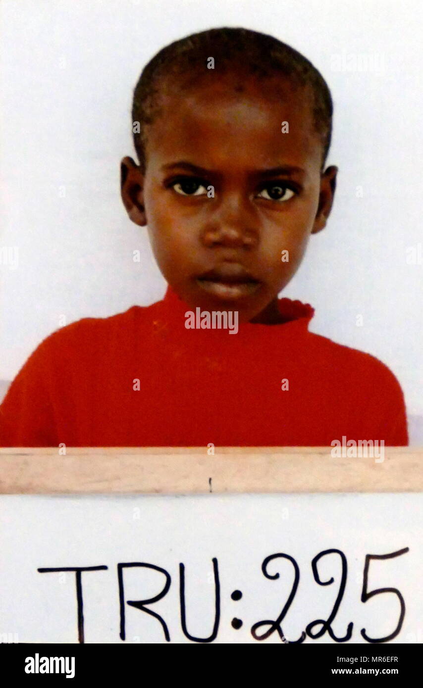 Fotografia di un bambino separati dalla loro famiglia durante il 1994 genocidio in Ruanda. Questo è stato un genocidio di abbattimento di massa di Tutsi tribali in Ruanda, dai membri della maggioranza Hutu. Un importo stimato di 500.000 1.000.000 ruandesi sono stati uccisi durante il periodo di cento giorni dal 7 aprile a metà luglio 1994. Foto Stock