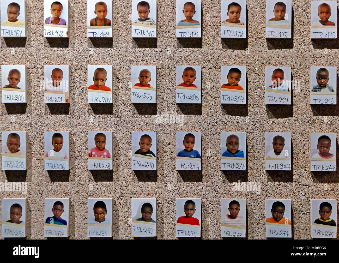 Fotografia di bambini separati dalle loro famiglie durante il 1994 genocidio in Ruanda. Questo è stato un genocidio di abbattimento di massa di Tutsi tribali in Ruanda, dai membri della maggioranza Hutu. Un importo stimato di 500.000 1.000.000 ruandesi sono stati uccisi durante il periodo di cento giorni dal 7 aprile a metà luglio 1994. Foto Stock