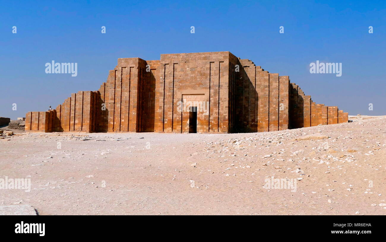 Il complesso funerario di Djoser a Saqqara, Egitto. Saqqara era un antico sepolcreto in Egitto, che serve come la necropoli dell'antica capitale egiziana, Memphis. Djoser è stato il primo o il secondo re della III dinastia (ca. 2667 a 2648] BC) della egiziano Antico Regno (ca. 2686 a 2125 BC) Foto Stock