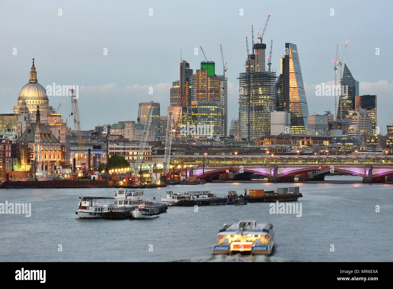 La nuova città di Londra skyline con la Cattedrale di San Paolo sulla sinistra e il bisturi dell' estrema destra. Tra è completato edificio Leadenhall Foto Stock
