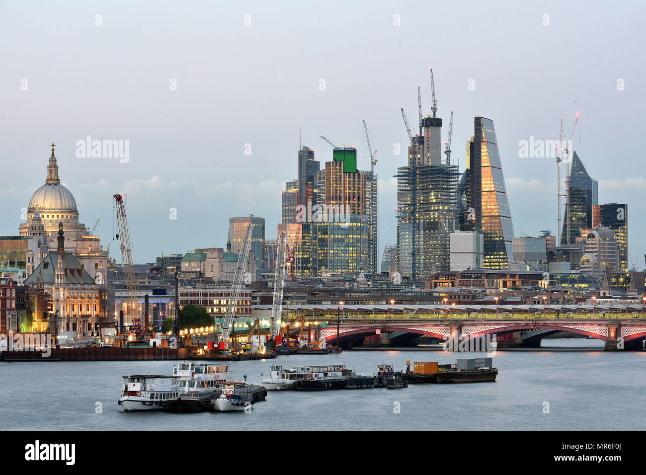 La nuova città di Londra skyline con la Cattedrale di San Paolo sulla sinistra e il bisturi dell' estrema destra. Tra è completato edificio Leadenhall Foto Stock