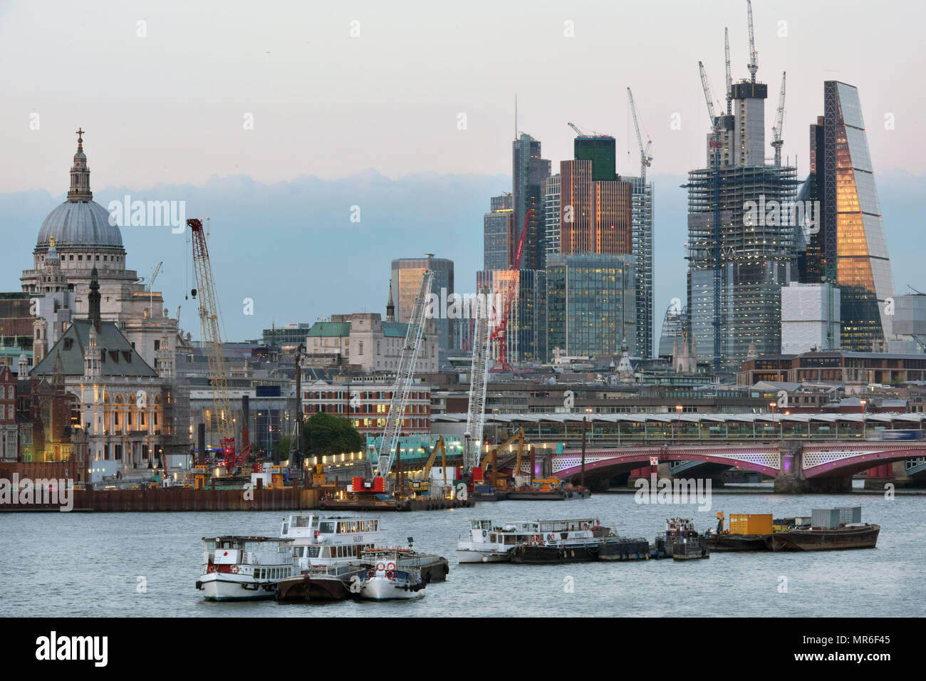 La nuova città di Londra skyline con la Cattedrale di San Paolo sulla sinistra e la grattugia o Leadenhall edificio sulla destra. In tra costrut Foto Stock