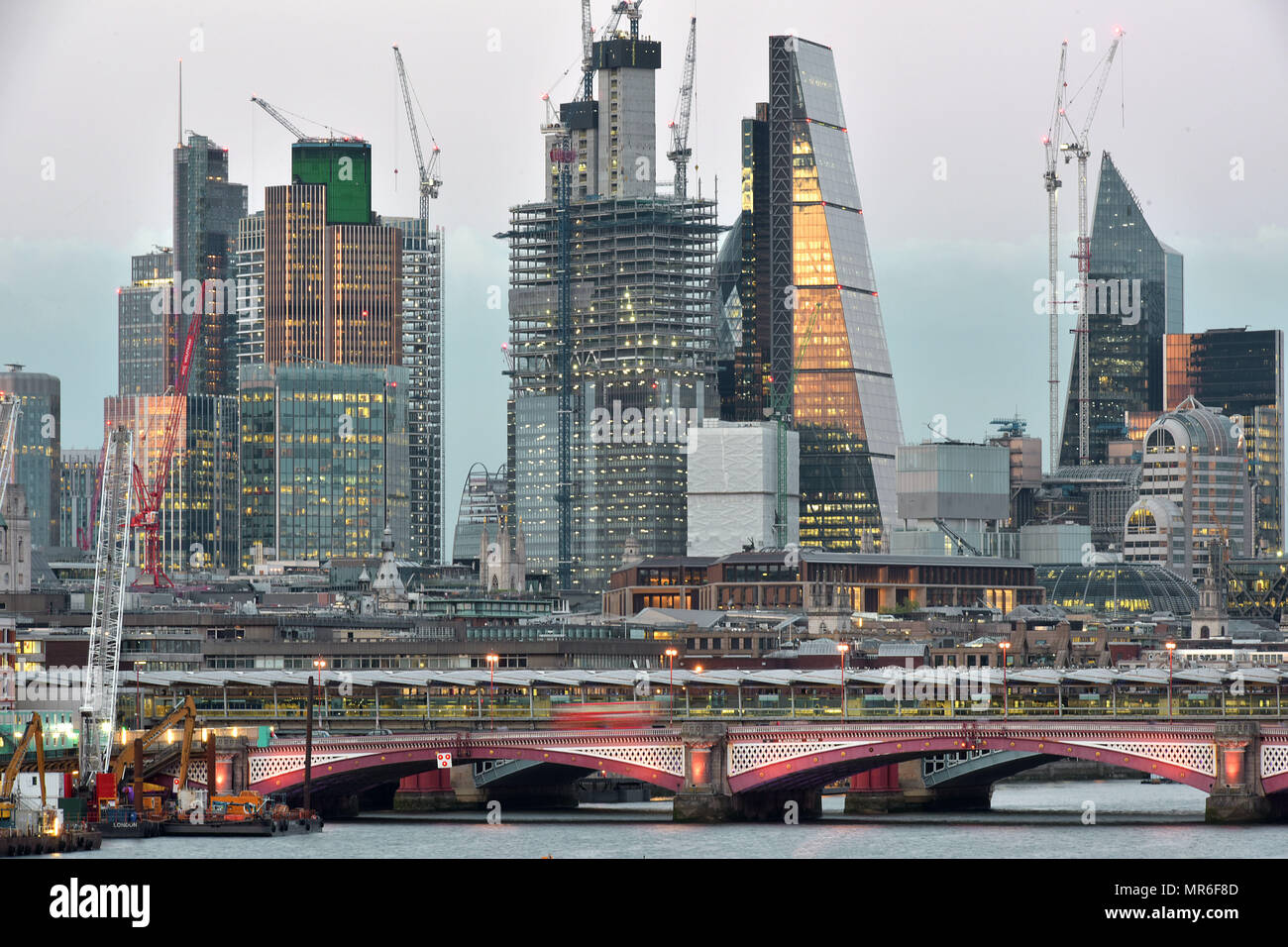 La nuova città di Londra skyline con NatWest torre sulla sinistra e il bisturi dell' estrema destra. Tra è completato edificio Leadenhall e co Foto Stock