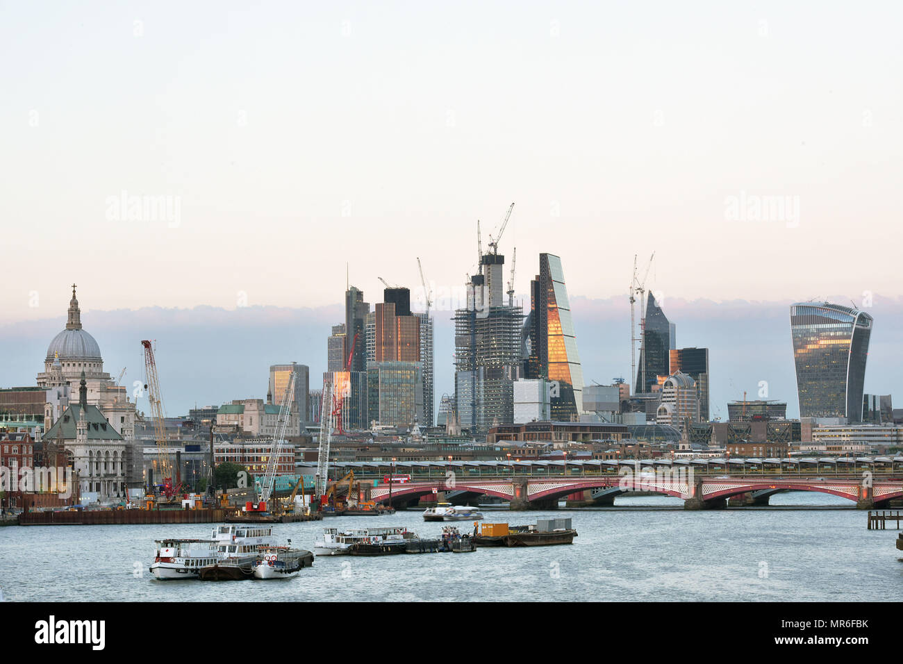 La nuova città di Londra skyline con la Cattedrale di San Paolo sulla sinistra e walkie talkie dell' estrema destra. In tra è completato Leadenhall sede, Foto Stock
