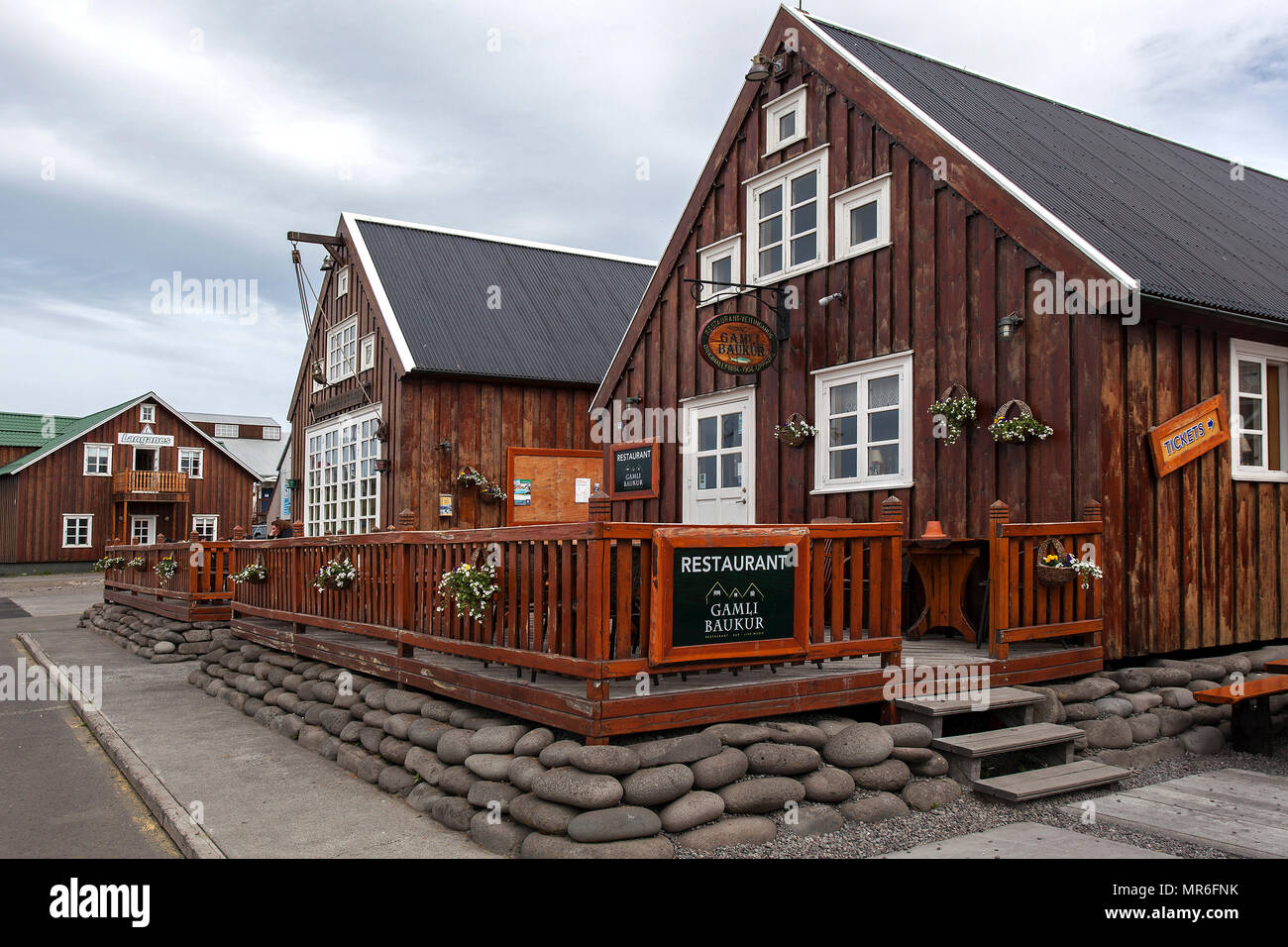 Vecchie case in legno, ristorante nel porto di Husavik, Nord Islanda Islanda Foto Stock