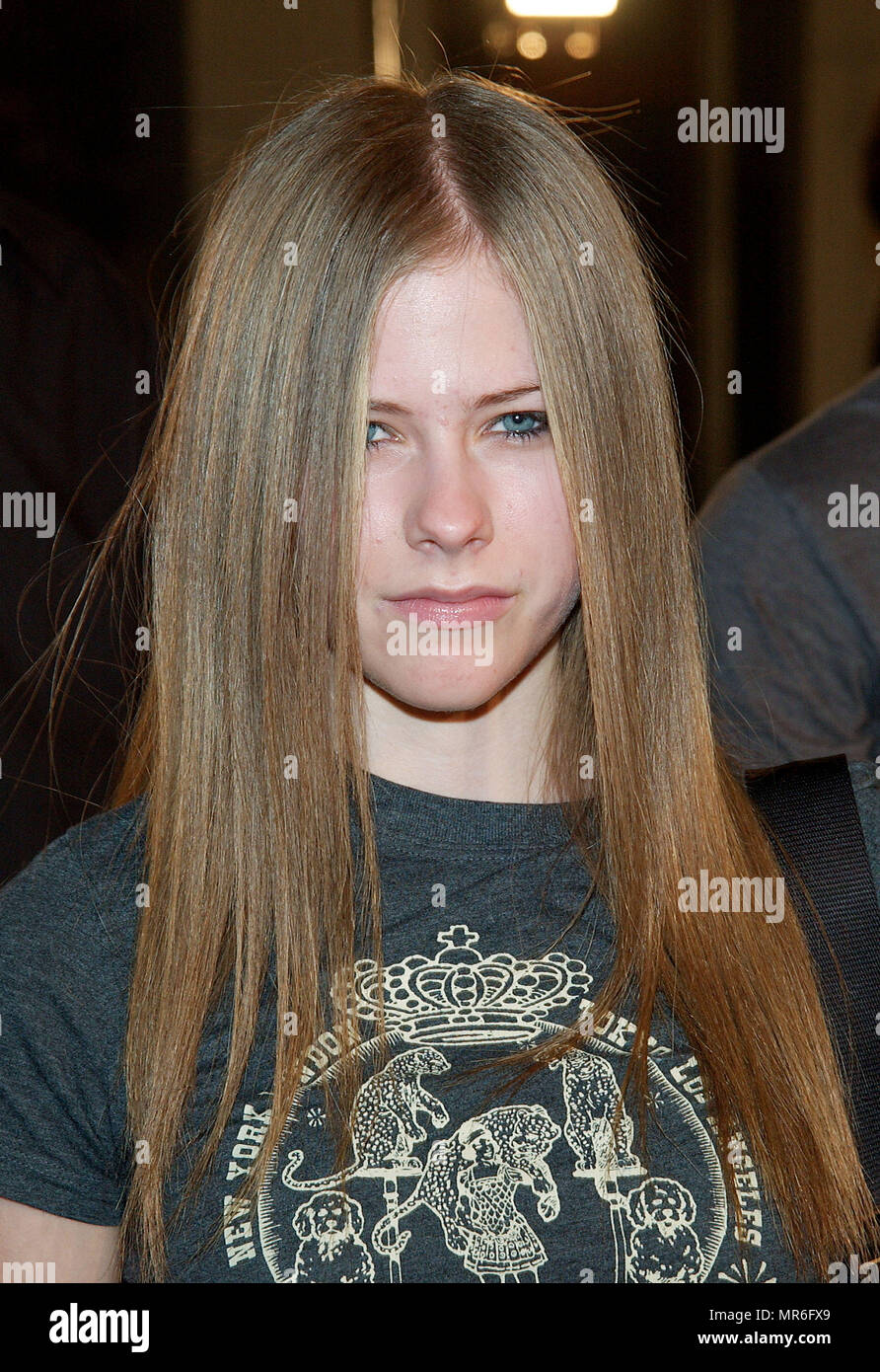 Avril Lavigne arrivando a 8 miglio Premiere al Westwood Village Theatre di Los Angeles. Il 6 novembre 2002. LavigneAvril105 Red Carpet Event, verticale, STATI UNITI D'AMERICA, industria cinematografica, celebrità, fotografia, Bestof, arte cultura e intrattenimento, Topix celebrità moda / Verticale, meglio di, evento nella vita di Hollywood - California, moquette rossa e dietro le quinte, USA, industria cinematografica, celebrità, movie celebrità, personaggi televisivi, musica celebrità, fotografia, Bestof, arte cultura e intrattenimento, Topix, headshot, verticale, una persona, dall'anno , 2002, inchiesta tsuni@Gamma-USA.com Foto Stock
