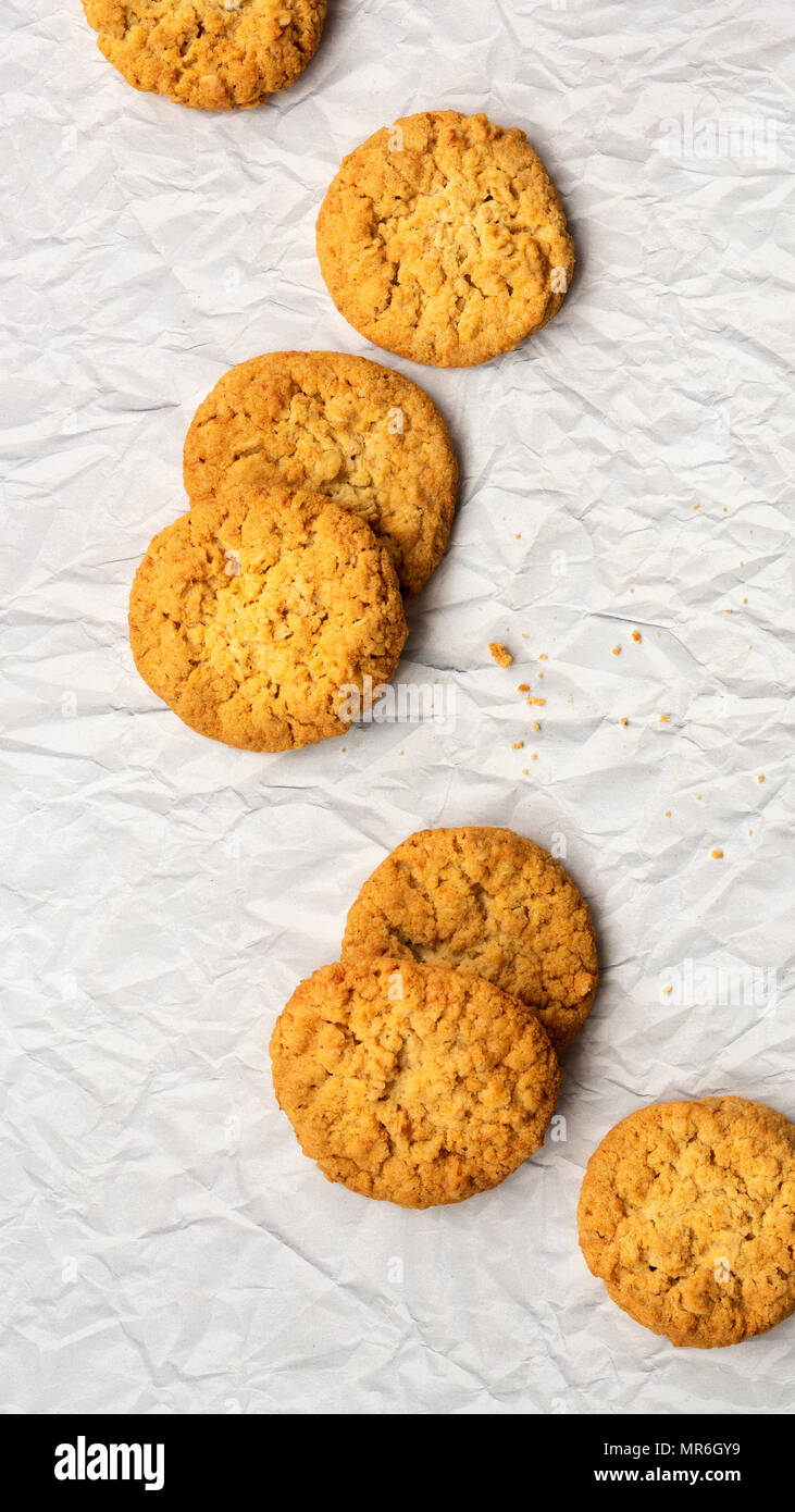 Golden miele artigianale e farina di avena i biscotti su una carta a trama sfondo. Foto Stock