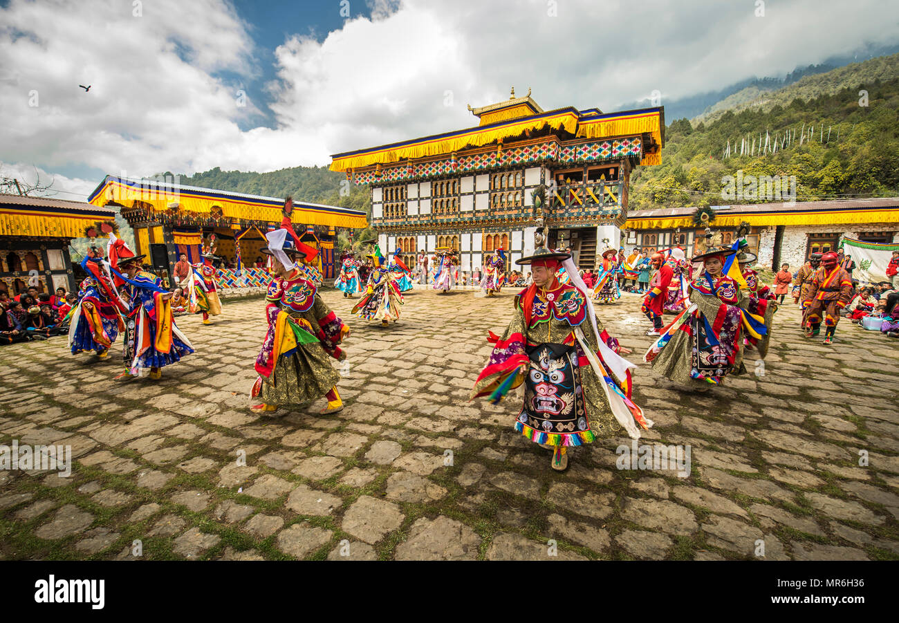 Ballerino alla Mask Dance, religiosi monastero Tsechu Festival, Gasa Tshechu Festival, Gasa distretto, regione dell Himalaya Foto Stock