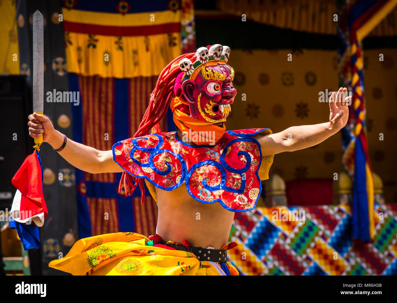 Ballerino alla Mask Dance, religiosi monastero Tsechu Festival, Gasa Tshechu Festival, Gasa distretto, regione dell Himalaya Foto Stock