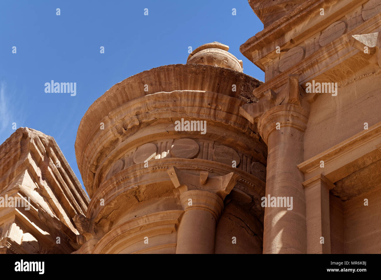 Foto scattata con un angolo obliquo di una sezione di Al-Deir, il cosiddetto monastero, nella necropoli di Petra, Giordania Foto Stock