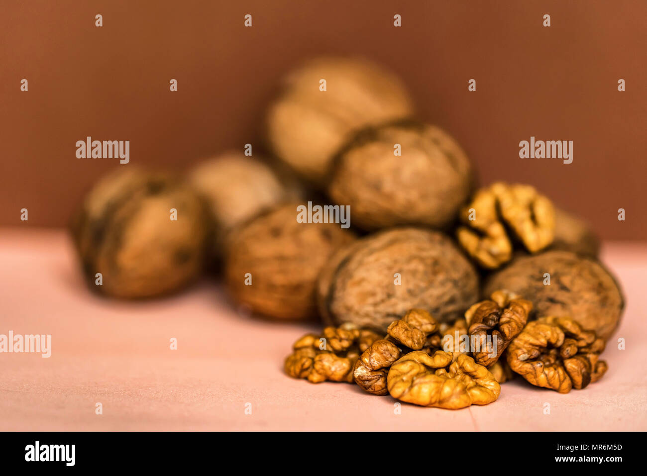 Noci e nocciole su sfondo beige Foto Stock