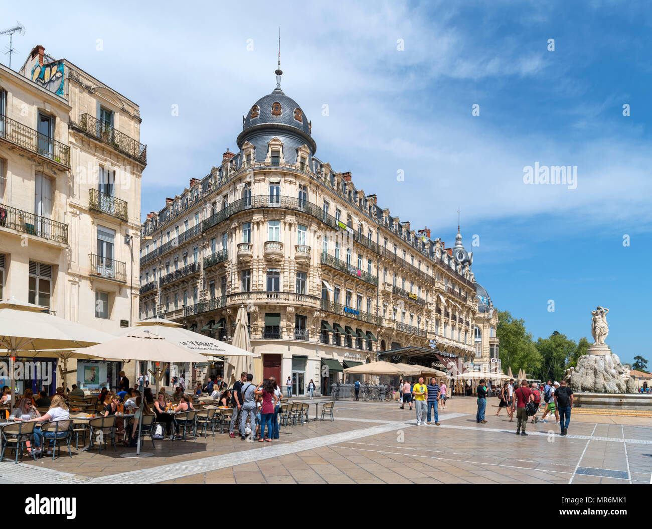 Caffetterie e ristoranti sulla Place de la Comédie nel centro storico, Montpellier, Languedoc, Francia Foto Stock