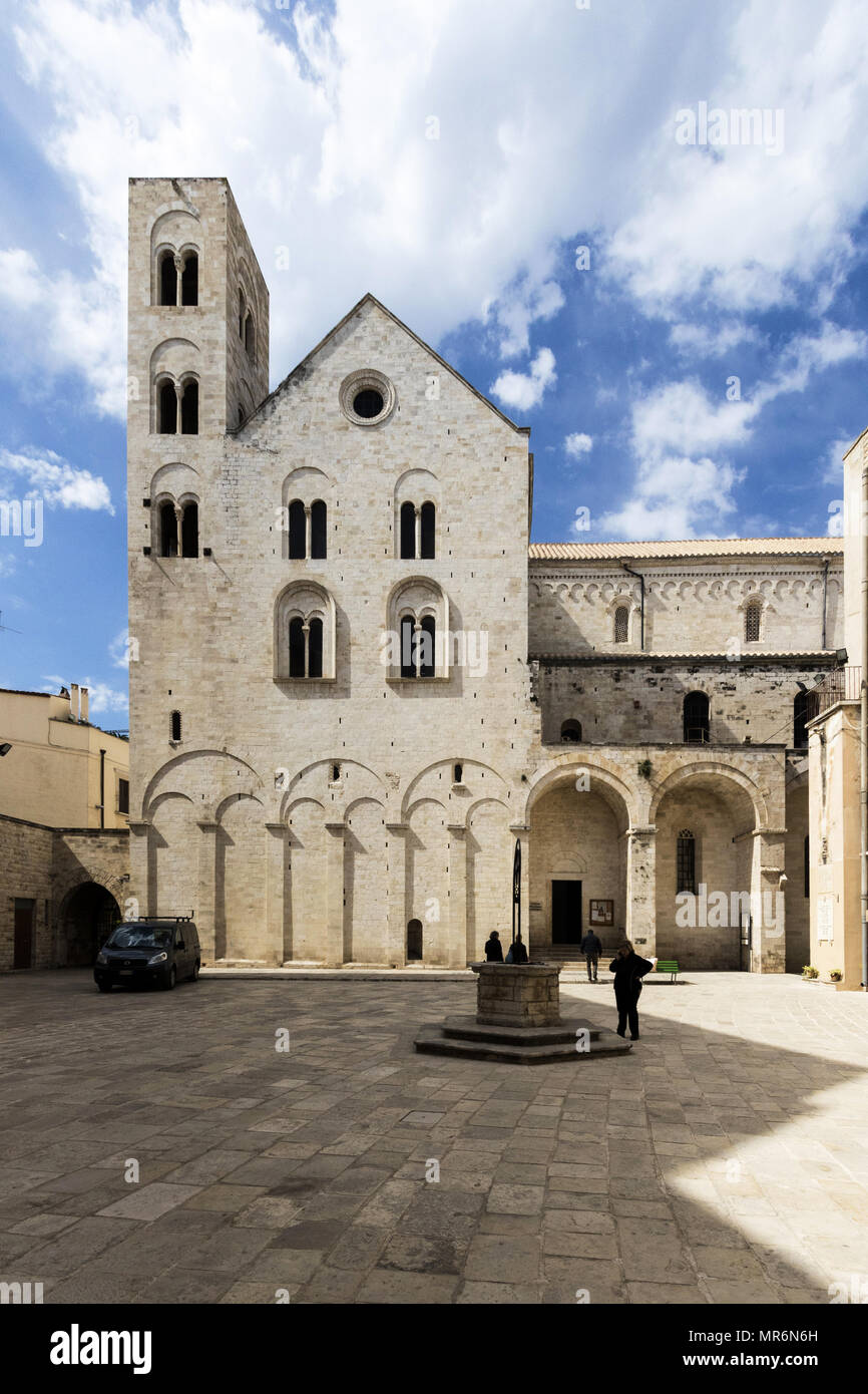 Bitonto, Italia - 05 Maggio 2017: Vecchia chiesa con un pozzo di acqua a Bitonto, Puglia, Italia Foto Stock