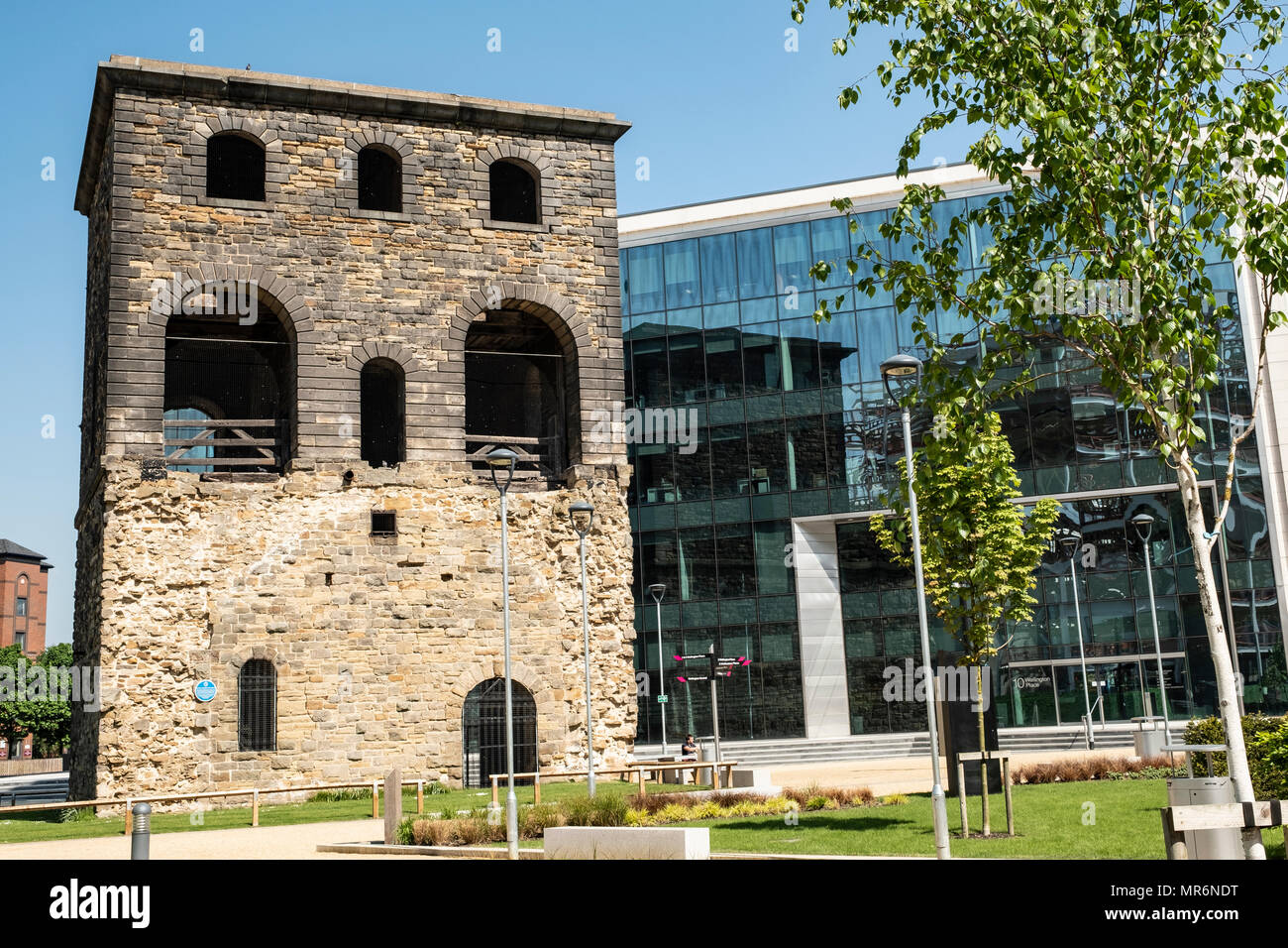 Luogo di Wellington, sito della vecchia stazione ferroviaria e nuovi edifici per uffici a Leeds, West Yorkshire Foto Stock