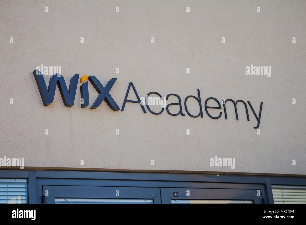 Tel Aviv, Israele - 25 Febbraio 2017: Wix.com segno su uno degli edifici di Wix a Tel Aviv il quartiere del porto. Wix è un'azienda israeliana specializzata in cl Foto Stock