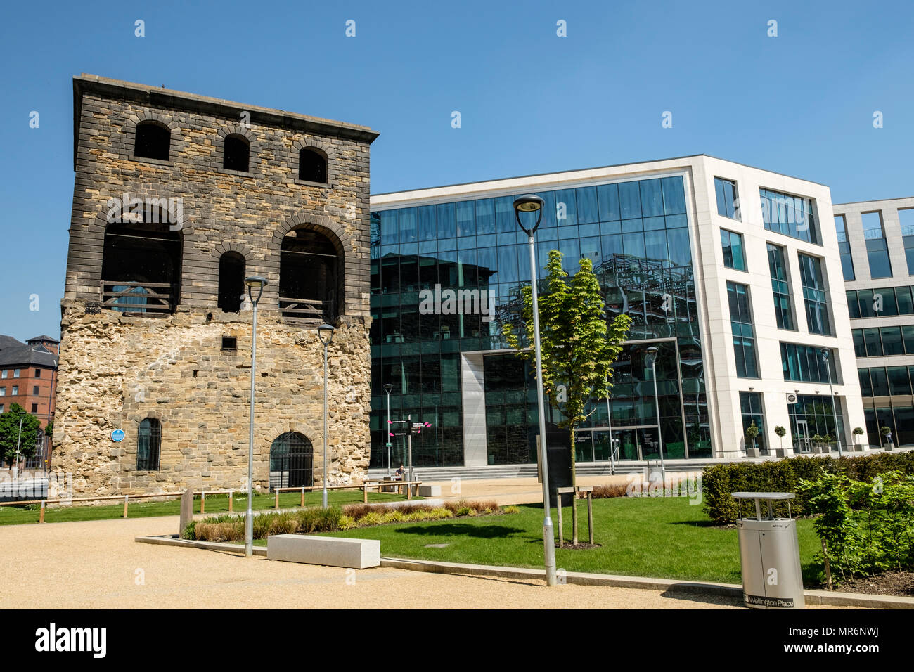 Luogo di Wellington, sito della vecchia stazione ferroviaria e nuovi edifici per uffici a Leeds, West Yorkshire Foto Stock