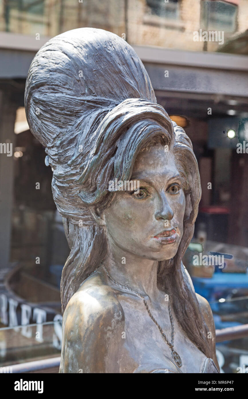 Londra, Camden. Una statua del cantante Amy Winehouse presso il mercato di Camden Foto Stock