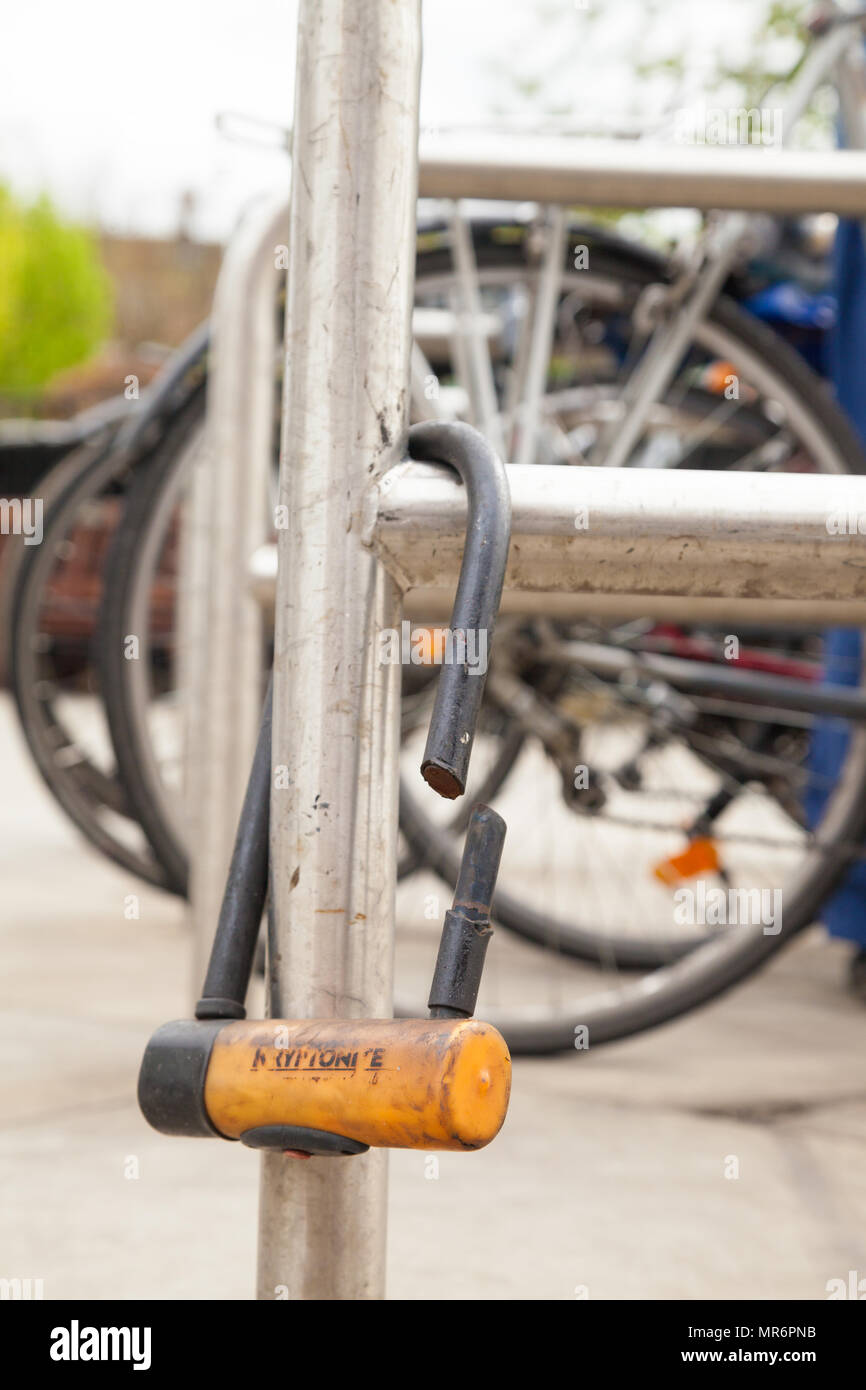 Una bicicletta D-serratura che è stato segato attraverso di Edimburgo. Foto Stock