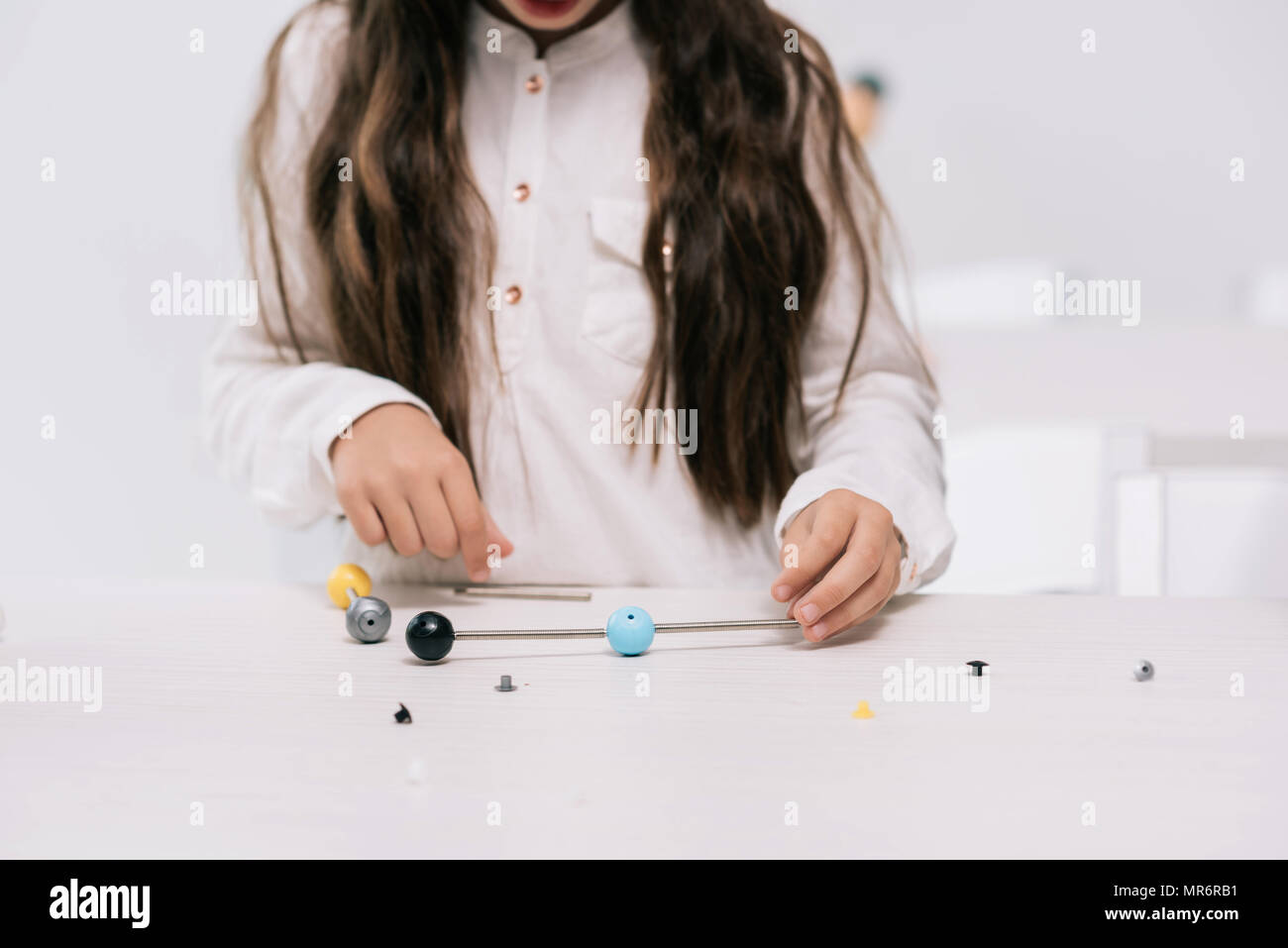 Ritagliato colpo di schoolgirl lavora con il modello molecolare a lezione di Chimica Foto Stock