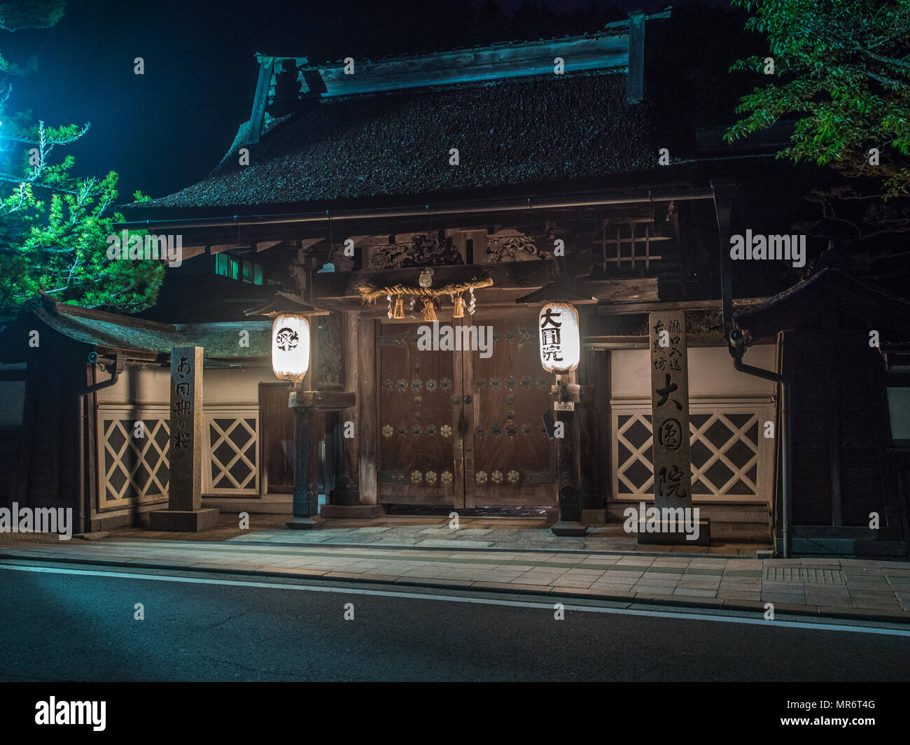 Temple Gate chiuso la notte, Koyasan, Wakayama, Giappone Foto Stock